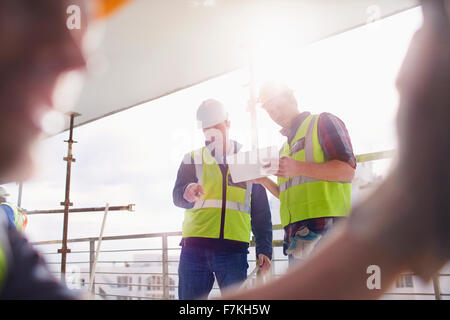 Les travailleurs de la construction with digital tablet at construction site Banque D'Images