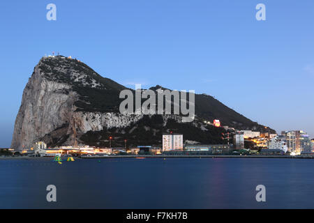 Le rocher de Gibraltar skyline at night panorama crépusculaire Banque D'Images