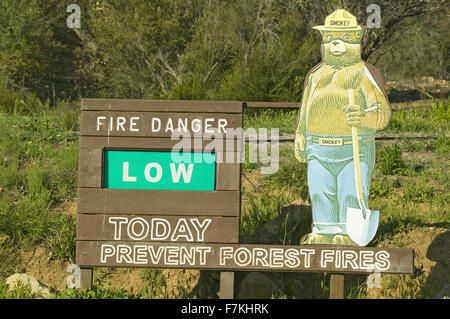L'ours Smokey-nous signe des forêts que la lecture il y a un faible risque d'un incendie de forêt aujourd'hui, Las Padres National Forest, comté de Ventura, en Californie. Banque D'Images