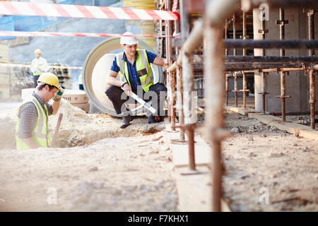 Les travailleurs de la construction working at construction site Banque D'Images