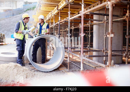 Construction workers talking at construction site Banque D'Images