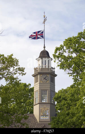 Union Jack de la coupole de toit à lucarnes le Capitol de Colonial Williamsburg, Virginie. Dans ce bâtiment Patrick Henry, George Washington, George Mason, George Wythe, Richard Henry Lee, Jefferson, et d'autres ont joué leurs pièces en t Banque D'Images