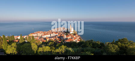 Vue panoramique de la pittoresque vieille ville de Piran en Slovénie dans la matinée. Vue aérienne. Banque D'Images