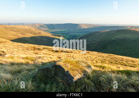 Crowden Clough sur la bordure sud de Kinder Scout dans l'automne. Regardant vers la vallée de Edale, Derbyshire, parc national de Peak District, England, UK Banque D'Images