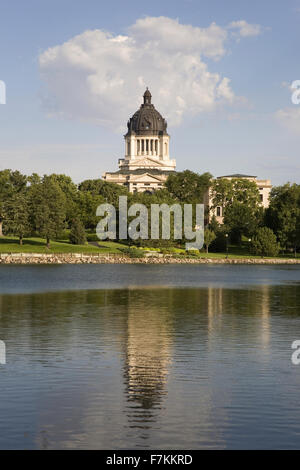 Reflet du lac de South Dakota State Capitol et complexe, Pierre, Dakota du Sud, construite entre 1905 et 1910 Banque D'Images