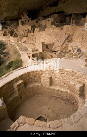 À Kiva cliff Cliff Palace indien d'habitation la ruine, la plus importante en Amérique du Nord, le Parc National de Mesa Verde, le sud-ouest du Colorado Banque D'Images
