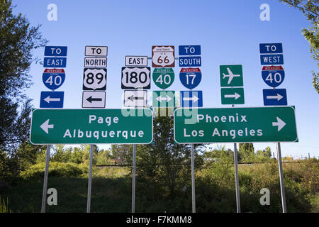 La signalisation routière à l'Interstate 40 et partout dans toutes les directions à Flagstaff en Arizona Banque D'Images