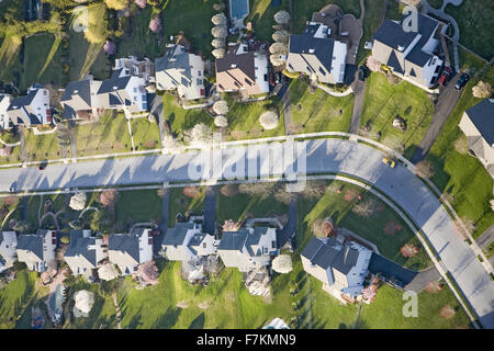 Vue aérienne de maisons de classe moyenne supérieure au printemps à l'extérieur de Philadelphie, Pennsylvanie au New Jersey Banque D'Images