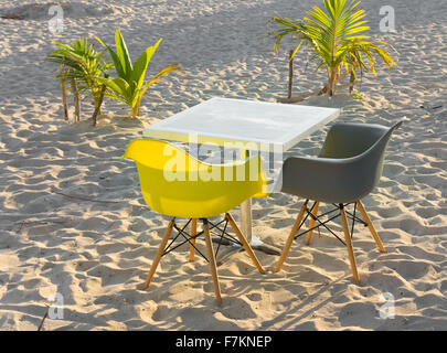 Tableau simple avec deux chaises sur une plage tropicale Banque D'Images