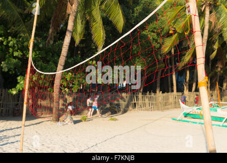 Filet de volley-ball rouge sur une plage tropicale Banque D'Images