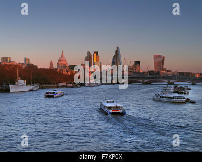 Cityscape Panorama view City de Londres Saint Paul's & Tamise de Waterloo Bridge au coucher du soleil avec deux RB Thames Clipper bateaux passant London UK Banque D'Images