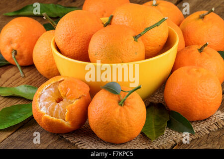 Mandarines Mandarines dans bol jaune Banque D'Images