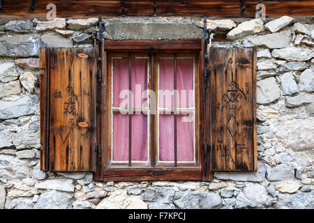 Fenêtre rustique dans un chalet de montagne Banque D'Images