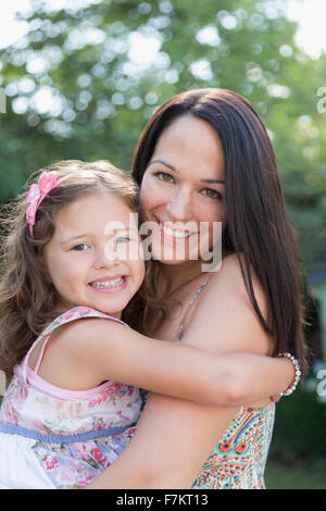 Portrait of smiling mother holding daughter Banque D'Images