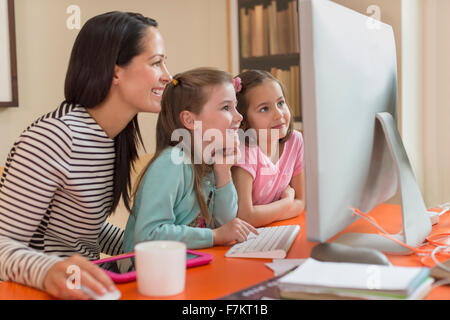 La mère et les filles à l'aide d'ordinateur Banque D'Images