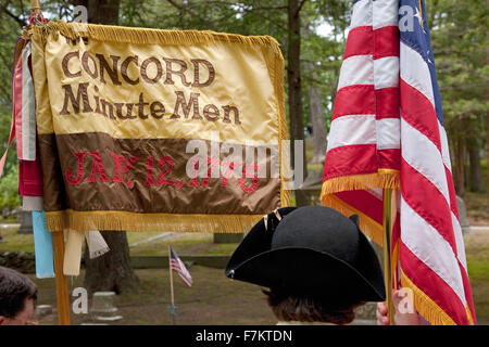 Drapeau pour Concord Minutemen reconstitueurs révolutionnaire, Memorial Day, 2011, Concord, MA Banque D'Images