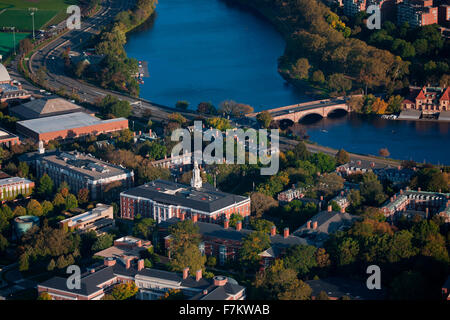 Vue aérienne de Cambridge et Anderson Memorial Bridge menant au hangar à bateaux, soudure sur Harvard Charles River, Cambridge, Boston, MA Banque D'Images