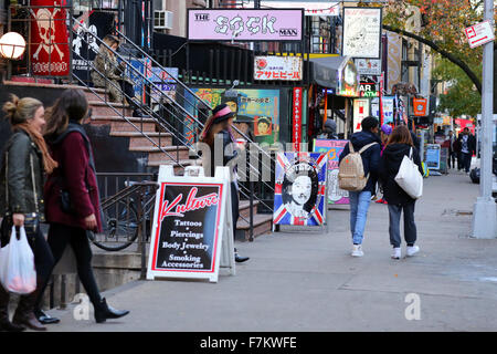 Les gens marcher dans la place dans le quartier de l'East Village de Manhattan, New York, NY. Banque D'Images