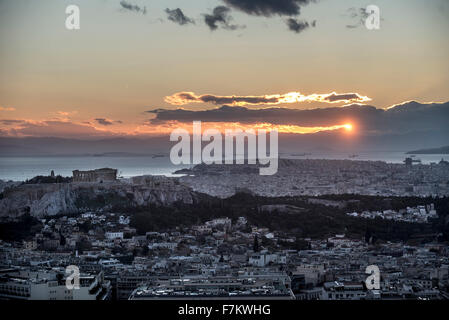 Coucher de soleil sur le temple du Parthénon sur l'Acropole à Athènes, Grèce, le 28 novembre 2015. © Elias Verdi/ Alamy Images en inventaire Banque D'Images