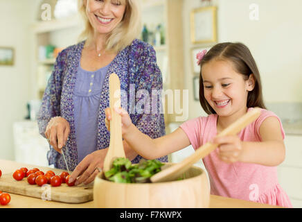 Grand-mère et petite-fille preparing salad in kitchen Banque D'Images