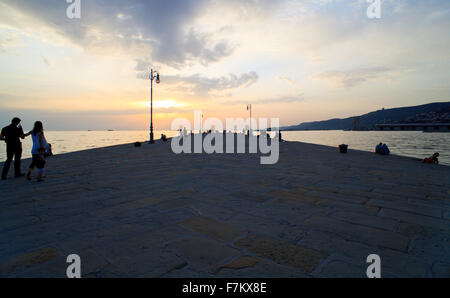 Avis de molo Audace au coucher du soleil, Trieste - Italie Banque D'Images