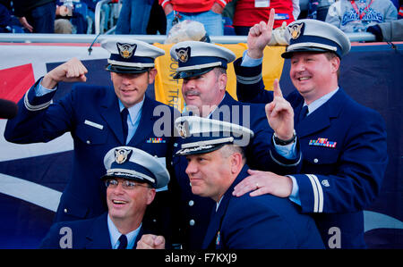 Des hommes en uniforme militaire pose pour la photo au Stade Gillette, l'accueil de Super Bowl champs, New England Patriots, NFL équipe jouer contre Dallas Cowboys,Octobre 16, 2011, Foxborough, Boston, MA Banque D'Images