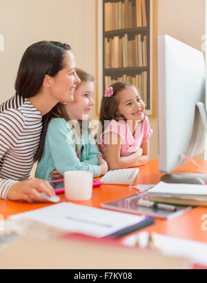 La mère et les filles à l'aide d'ordinateur Banque D'Images