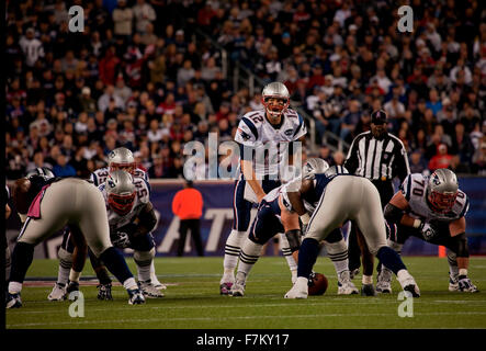 Quarterback Tom Brady, # 12, se prépare à lancer passer au stade Gillette, l'accueil de Super Bowl champs, New England Patriots, NFL équipe jouer contre Dallas Cowboys,Octobre 16, 2011, Foxborough, Boston, MA Banque D'Images