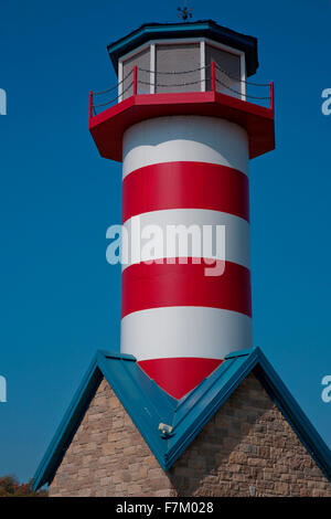 Grafton Illinois rouge et blanc rayé phare construit en 2007 pour honorer l'inondation de 1993, est situé sur la rivière du Mississippi près de Alton, Illinois sur la grande rue de la rivière Banque D'Images