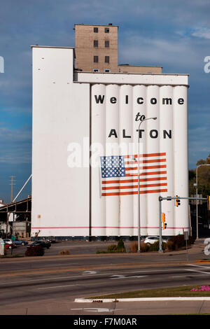 'Bienvenue à Alton, Illinois' est peint avec le drapeau américain sur le côté du silo à grains, le long du Mississippi le long de la Great River Road Banque D'Images