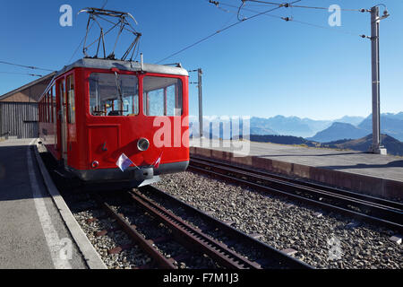 Rail crémaillère rouge train voiture sur sommet du Mont Rigi, Suisse, Europe Banque D'Images