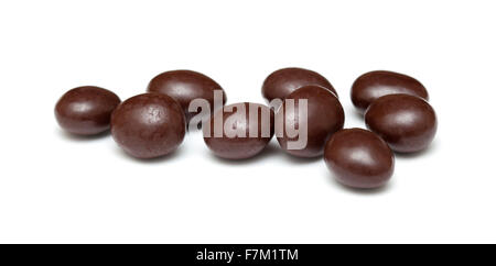 Amandes enrobées de chocolat isolé sur fond blanc Banque D'Images