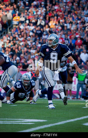 Quarterback Tom Brady, # 12, Prend randonnée au Gillette Stadium, domicile des champs du Super Bowl, New England Patriots, NFL équipe jouer contre Dallas Cowboys,Octobre 16, 2011, Foxborough, Boston, MA Banque D'Images