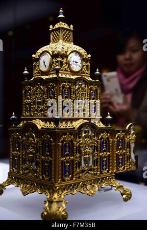 Jinan, Chine, la province de Shandong. 1er décembre 2015. Un réveil plaqué or utilisé par les anciens empereurs chinois est exposée au Musée de Shandong à Jinan, capitale de la province de Shandong en Chine orientale, le 1er décembre 2015. L'exposition montre quelques produits étrangers utilisés par les empereurs chinois de la dynastie Qing (1644-1911). Les collections ont été offerts par la Cité Interdite de Pékin, aussi connu comme le Musée du Palais. © Guo Xulei/Xinhua/Alamy Live News Banque D'Images