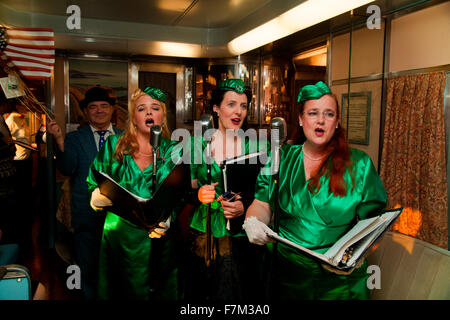 1940 reconstitueurs femelle chanter sur Pearl Harbor jour train de troupes de reconstitution de la gare Union de Los Angeles à San Diego Banque D'Images