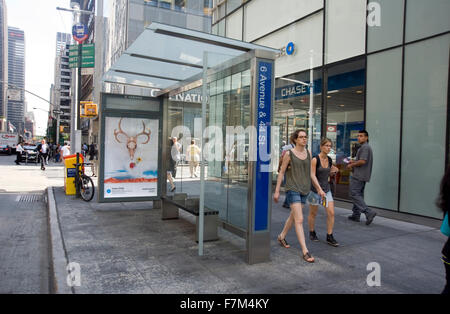 Georgia O'Keeffe peinture reproduit sur le panneau publicitaire à l'abri bus à New York City dans le cadre de l'événement partout l'Art Banque D'Images