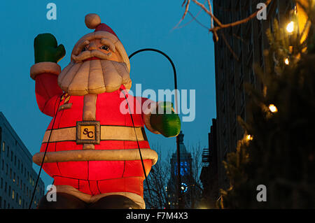 Un coup jusqu'à Santa Claus sur la 14e rue à Manhattan. Banque D'Images