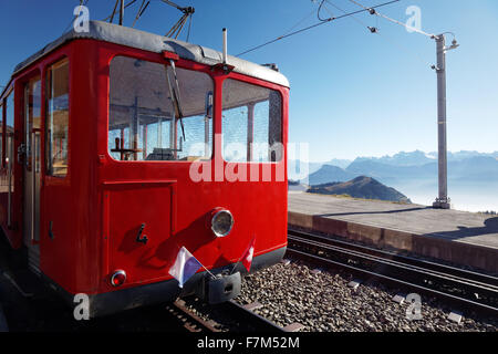 Rail crémaillère rouge train voiture sur sommet du Mont Rigi, Suisse, Europe Banque D'Images