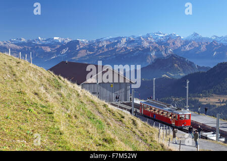 Rail crémaillère rouge train voiture sur sommet du Mont Rigi, Suisse, Europe Banque D'Images