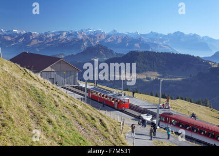 Rail crémaillère rouge train voiture sur sommet du Mont Rigi, Suisse, Europe Banque D'Images