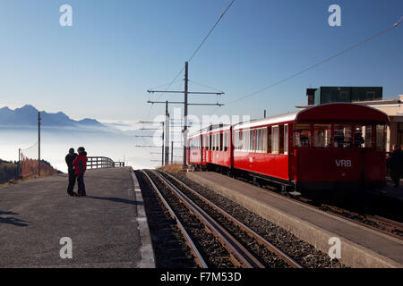 Rail crémaillère rouge train voiture sur sommet du Mont Rigi, Suisse, Europe Banque D'Images