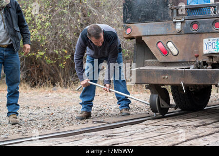 Alignement d'un rail haut camion utilitaire sur voie ferrée. Banque D'Images