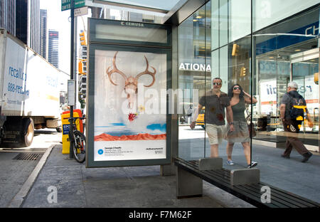 Georgia O'Keeffe peinture reproduit sur le panneau publicitaire à l'abri bus à New York City dans le cadre de l'événement partout l'Art Banque D'Images