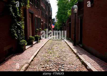 Route pavée mène au drapeau américain sur les lieux historiques de Beacon Hill, Boston, MA Banque D'Images