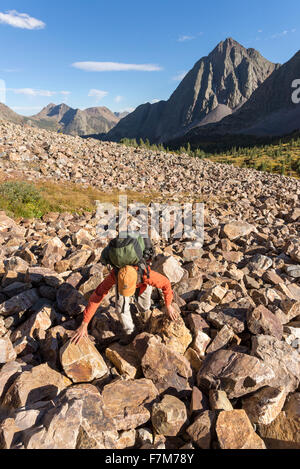 Backpacker randonnée sur les talus d'au Colorado's Weminuche désert. Banque D'Images