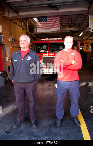 Deux hommes fireman sourire en face de bain # 1, # 8, Firestation dans l'historique quartier de North End, section italienne de Boston, MA Banque D'Images