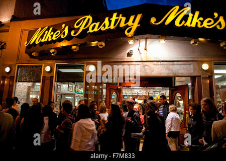 Foule se rassemble en face du célèbre 'Mike's' pâtisserie boulangerie sur Hanover Street, quartier italien de Boston, MA Banque D'Images