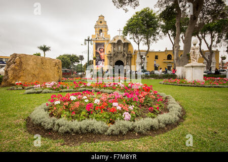 Barranco Park et l'église de Santísima Cruz à Lima Pérou ville Banque D'Images