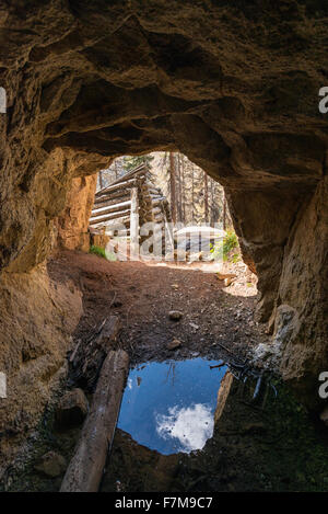 Puits de mine abandonnés et la cabine, Weminuche Désert, Colorado. Banque D'Images