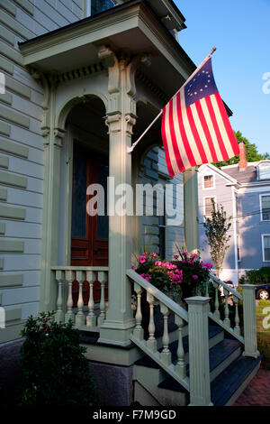 Drapeau colonial s'interrompt sur le porche de la maison de Newburyport, MA Banque D'Images